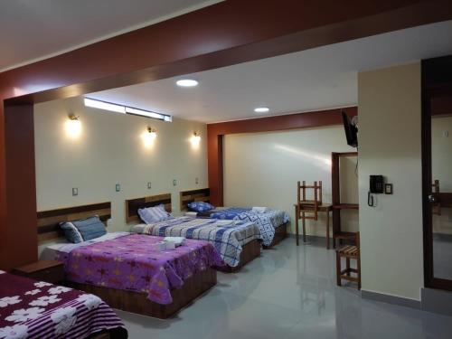 1 Schlafzimmer mit 2 Betten und einem Spiegel in der Unterkunft HOSPEDAJE LA CABAÑA in San Ramón