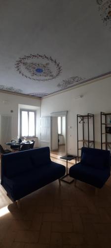 ein Wohnzimmer mit einem Sofa und einem Tisch in der Unterkunft Guest House Palazzo Buoninsegni in Colle di Val d’Elsa