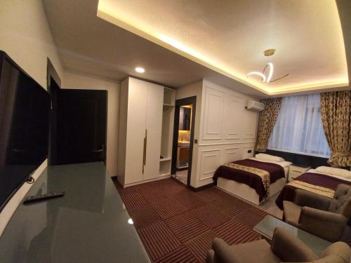 una camera d'albergo con letto e divano di GRAND BELLİ OTEL a Altındağ