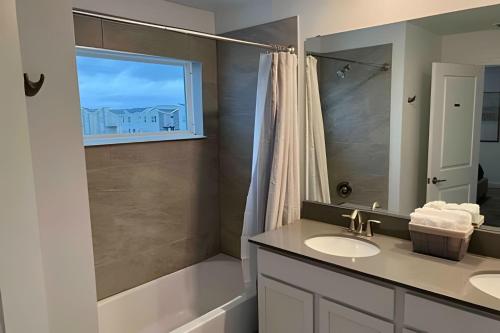 Ванная комната в Storey Lake home close to Disney and other parks