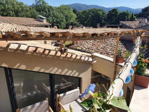 a view from the roof of a house at L'Exquishette de Lourmarin, un nid sur les toits. in Lourmarin