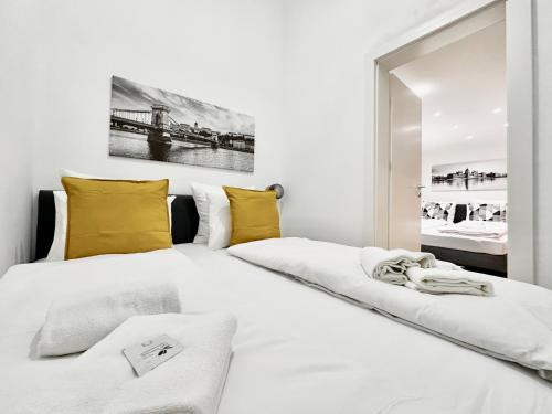 En eller flere senge i et værelse på Premium Apartment by Hi5- Bródy street