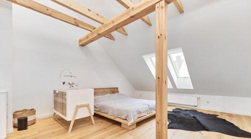 Ліжко або ліжка в номері Stylish Two-story Apartment - Nowy Oltaszyn