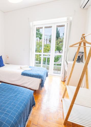 a room with two beds and a large window at Greenth Avenue in Faro