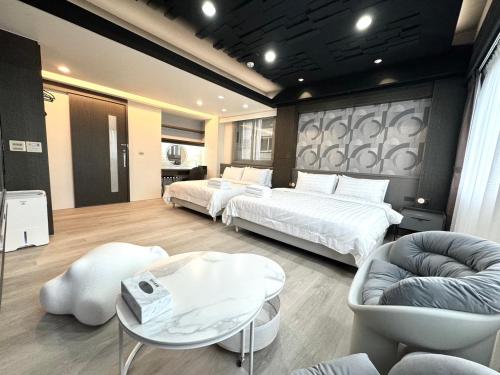 ein Hotelzimmer mit 2 Betten und einem Sofa in der Unterkunft Luodong Park Villa B&B in Luodong