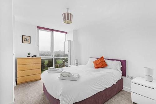 Un dormitorio con una cama grande y una ventana en High Spec 2 Bed, 2 Bath, Wi-Fi, Balcony, en Hemel Hempstead