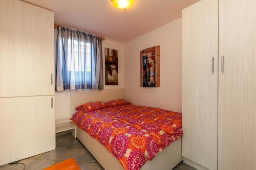Un pat sau paturi într-o cameră la Vacation House-Jacuzzi Garden Selce