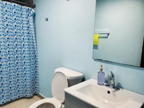 Fotografie z fotogalerie ubytování CHIC Family-friendly home sleeps up to 12 People, Right Unit v destinaci Catano