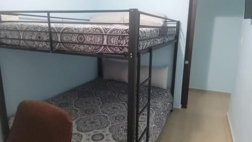 Postel nebo postele na pokoji v ubytování CHIC Family-friendly home sleeps up to 12 People, Right Unit