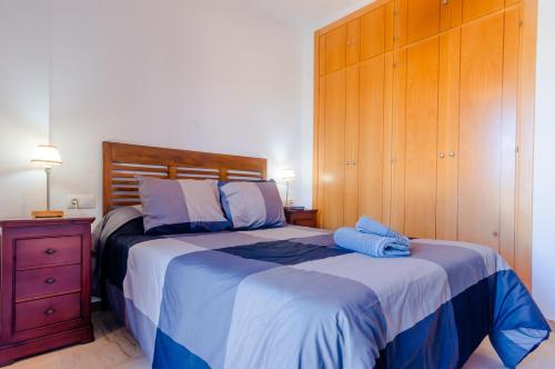 チクラナ・デ・ラ・フロンテーラにあるMaracaiboのベッドルーム1室(大型ベッド1台、木製ヘッドボード付)