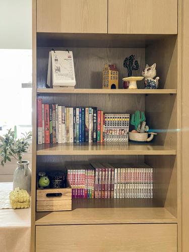 a book shelf filled with lots of books at Good Trip 菇憩南門 包棟民宿 in Hengchun