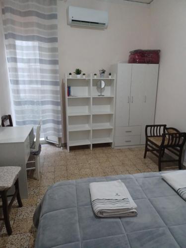 1 dormitorio con 1 cama, mesa y sillas en B&B Appartamenti Napoli, en Nápoles