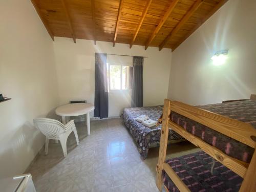 1 dormitorio con litera, mesa y escritorio en Lomita Gesell, en Villa Gesell