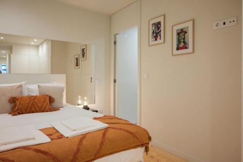 Ένα ή περισσότερα κρεβάτια σε δωμάτιο στο Cosy House Downtown Porto with swimming pool and AC