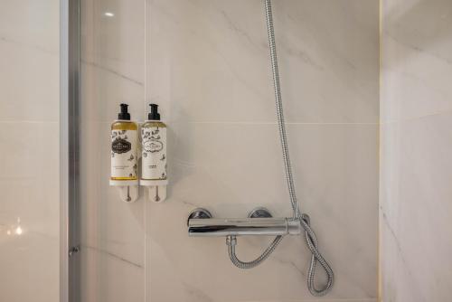 Ένα μπάνιο στο Cosy House Downtown Porto with swimming pool and AC