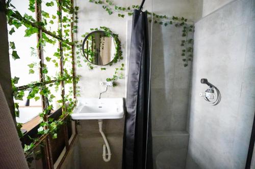 Vannituba majutusasutuses Retro & Romantic 2BR Gem in Spa Center!