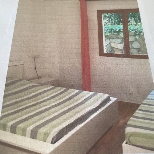 - une chambre avec un lit et une fenêtre dans l'établissement Magnifique rdc de villa avec jardins, à Appietto