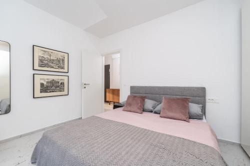 ein Schlafzimmer mit einem großen Bett mit zwei Kissen in der Unterkunft Mina stunning sea view apartment in Novalja