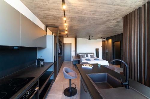 Golden Sun Luxury Apartment Adults Only