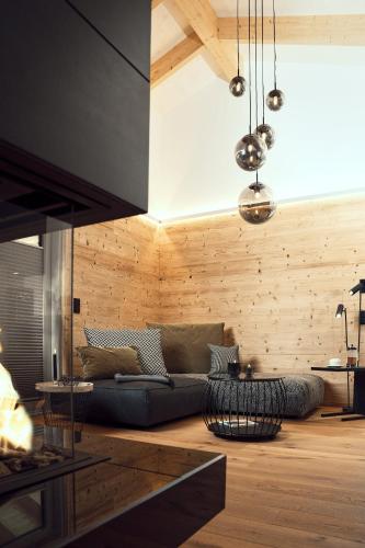 a living room with a couch and wooden walls at VÜ Terrassen-Chalets in Münchberg