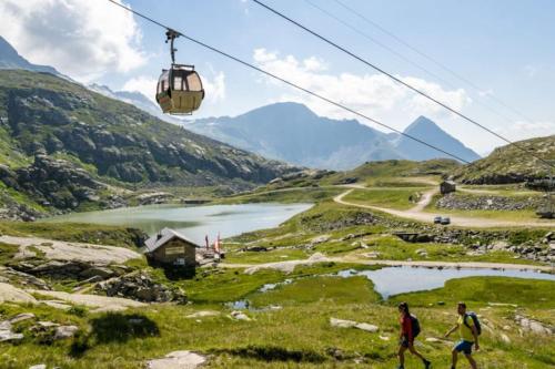 two people walking on a mountain with a cable car at Tiny House nähe Millstättersee gemütlich & autark in Oberkolbnitz