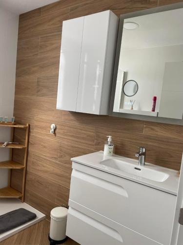 a bathroom with a white sink and a mirror at Casa Ma-Thé, l'art de vivre in Sucina