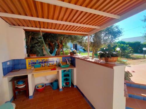 GranitolaにあるCasa&Mare Mazara del Valloのオレンジの屋根の屋外キッチン(テーブル付)
