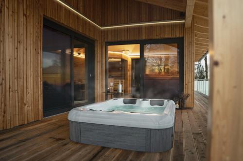 a bath tub sitting in the middle of a room at VÜ Terrassen-Chalets in Münchberg