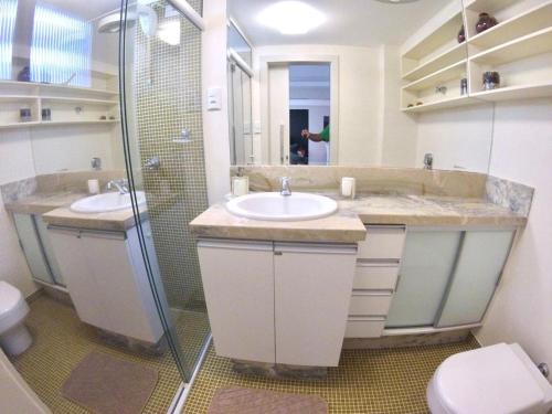 Koupelna v ubytování Apartamento confortável quadra mar