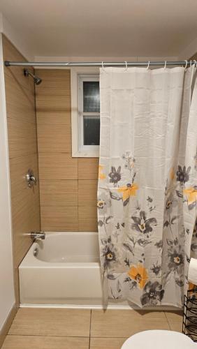 y baño con bañera y cortina de ducha. en The Rawdon Queen en Rawdon