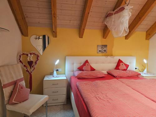 1 dormitorio con 1 cama con almohadas rojas en Appartement Rehblick en Eisenbach