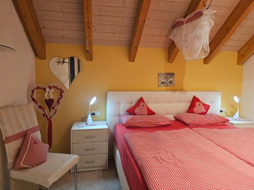 1 dormitorio con 1 cama con almohadas rojas en Appartement Rehblick, en Eisenbach