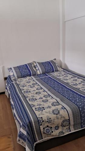 a bed with a quilt on it in a room at OHiggins 1087 in Iquique