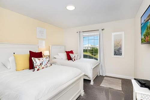 zwei Betten in einem Zimmer mit Fenster in der Unterkunft Resort Style, close to Disney and other parks in Davenport