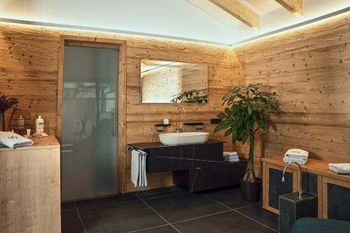 a bathroom with a sink and a mirror at VÜ Terrassen-Chalets in Münchberg