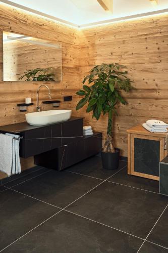 a bathroom with a sink and a potted plant at VÜ Terrassen-Chalets in Münchberg
