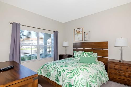 una camera con letto, scrivania e finestra di Beautiful home, inside the best resort in Orlando! a Davenport