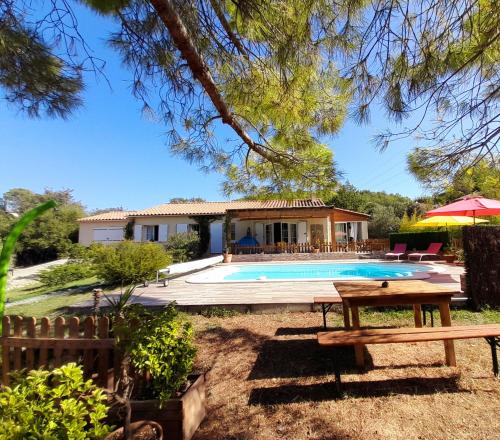 uma villa com uma piscina e uma casa em La Micalene em Trans-en-Provence