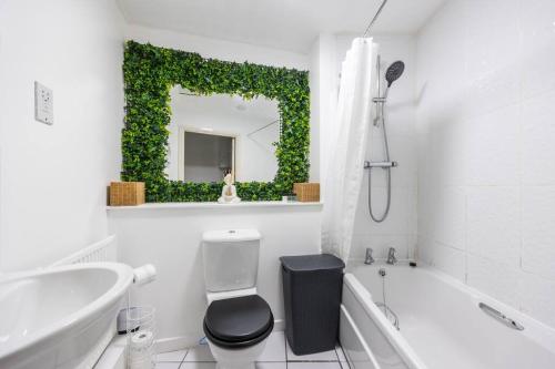 Et badeværelse på Stunning 1 BD flat in Lochend Park with a patio