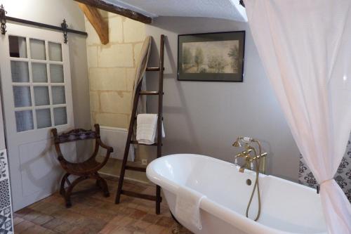 a bathroom with a bath tub and a ladder at Chez Florence et Sylvain de Loudun in Loudun