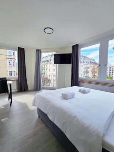 Downtown Deluxe Studio with Queen Bed BE-46
