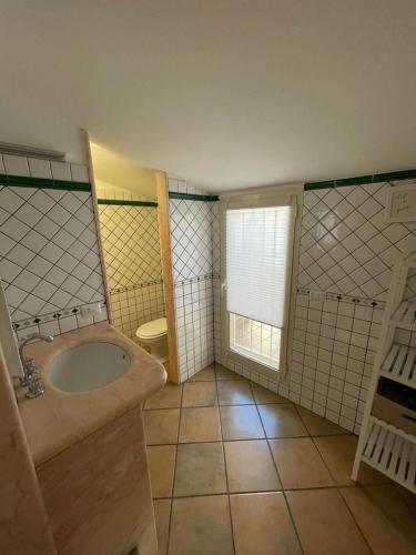 ein Bad mit einem Waschbecken und einem WC in der Unterkunft Excellent Rooms Paola's in Olbia