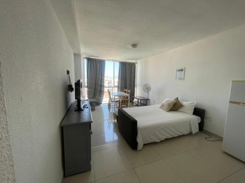 een slaapkamer met een bed en een tafel en een eetkamer bij Piso de una habitación en Torremolinos in Torremolinos