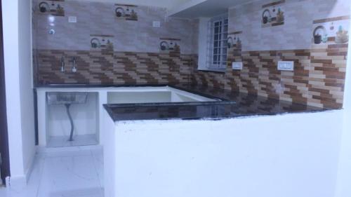 uma cozinha com banheira num quarto em Loyal apartment1 BHK Gachibowli em Hyderabad