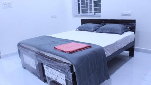 Кровать или кровати в номере Loyal apartment1 BHK Gachibowli