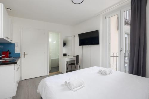 Postel nebo postele na pokoji v ubytování Urban Oasis with Queen Bed and View BE-49
