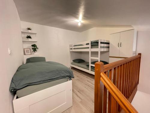 une petite chambre avec un lit et un escalier dans l'établissement TKD Apartment - Disneyland Paris, à Montévrain