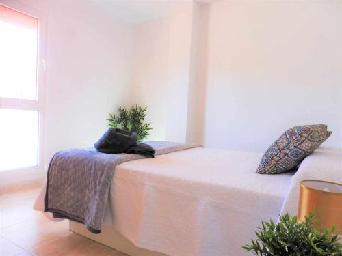 Habitación blanca con cama en Vacaciones Sur Tenerife Ofogar, en San Isidro