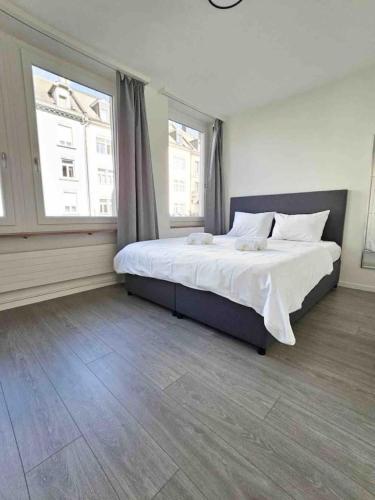 Downtown Deluxe Studio with Queen Bed BE-25