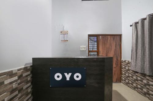 Firma aiya en un mostrador en una habitación en OYO RP Hotel, en Bhandāra